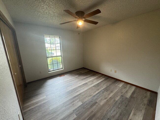 Building Photo - 325 E Parkland Dr