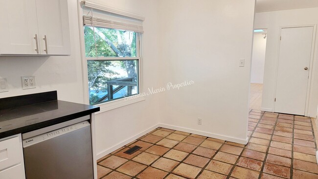 Building Photo - ~Stunning Remodeled 2 Bed/1 Bath Home in S...