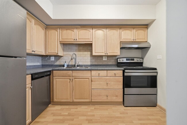 Building Photo - 751 S Dwyer Ave