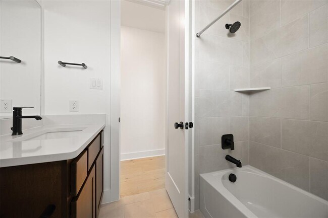 Building Photo - 128 Fox Run