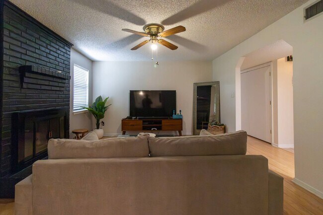 Building Photo - 1609 Ronstan Dr