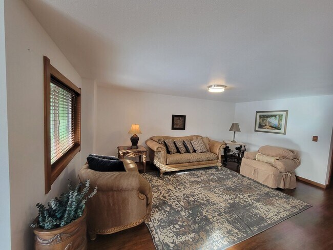 Building Photo - 421 Pleasant Dr W