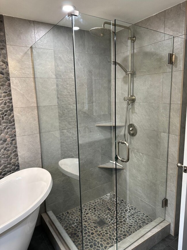 Building Photo - Beautifully updated 4 bedroom 2 bathroom h...