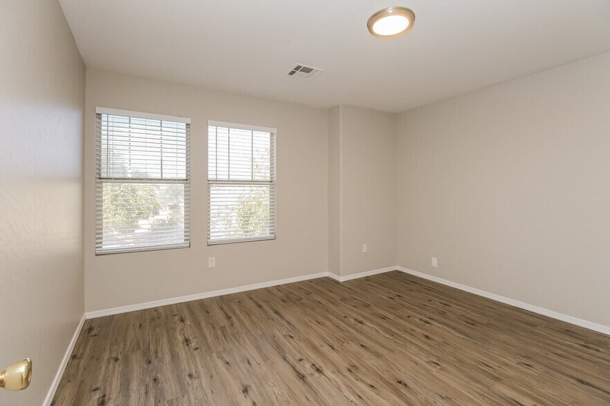 Building Photo - 2959 S Del Rancho Cir