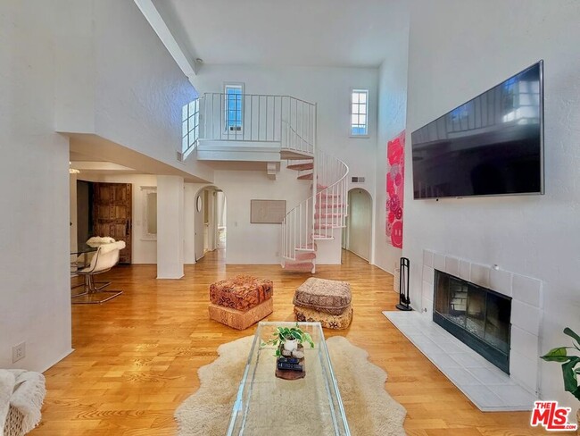 Building Photo - 1123 Flores St