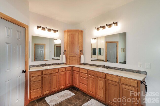 Building Photo - 111 Farmington Ln