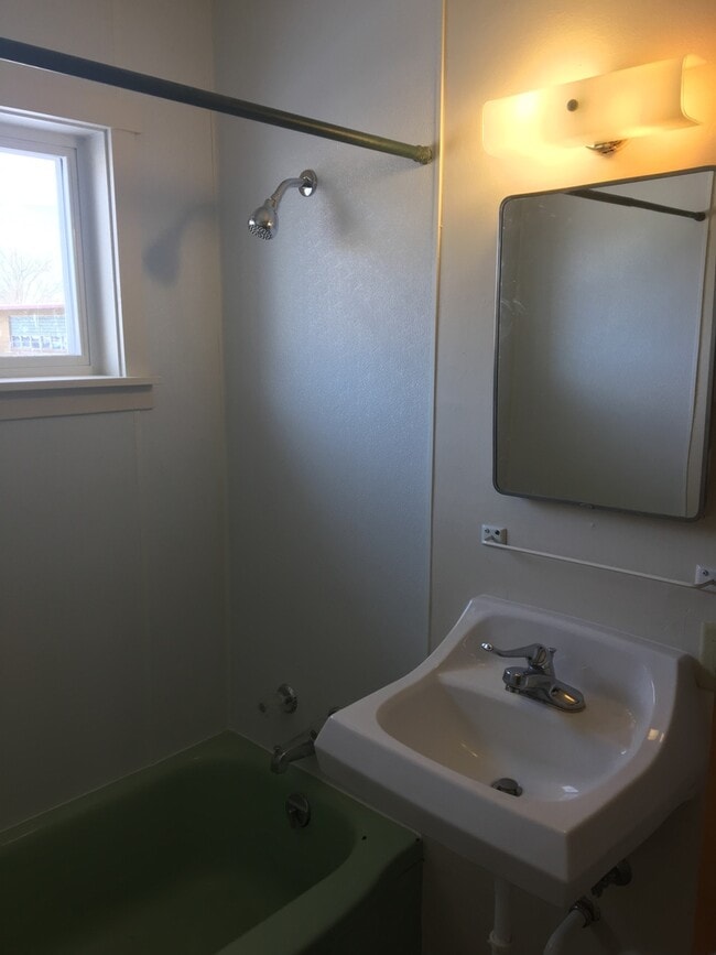 Building Photo - Great Location - 2 bedroom 1 bath duplex unit