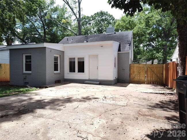 Building Photo - 1405 Shamrock Dr