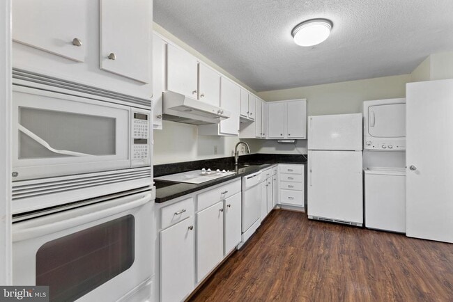 Building Photo - 8370 Greensboro Dr
