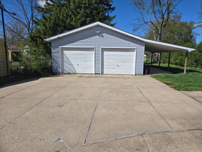 Building Photo - Charming 5-Bedroom Property in Prime Location