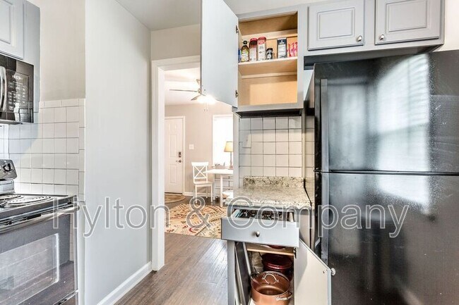 Building Photo - 222 W 31st St