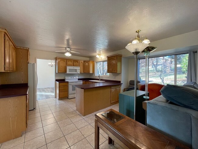 Building Photo - Spacious House on the Northeast Bench in Orem