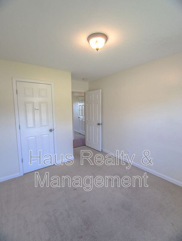 Building Photo - 955 Russet Dr