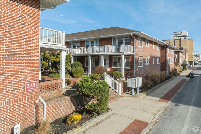 Building Photo - 251-255 W Broadway