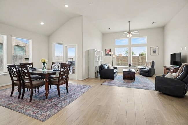 Building Photo - 2214 Lierna Dr