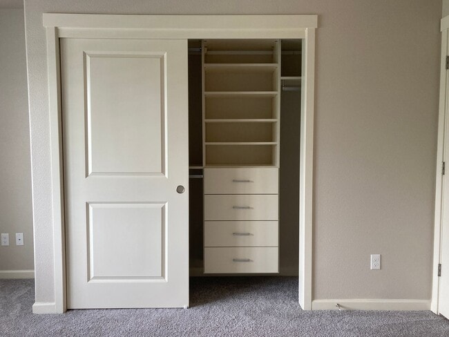 Building Photo - Beautiful Newer Home in Tigard