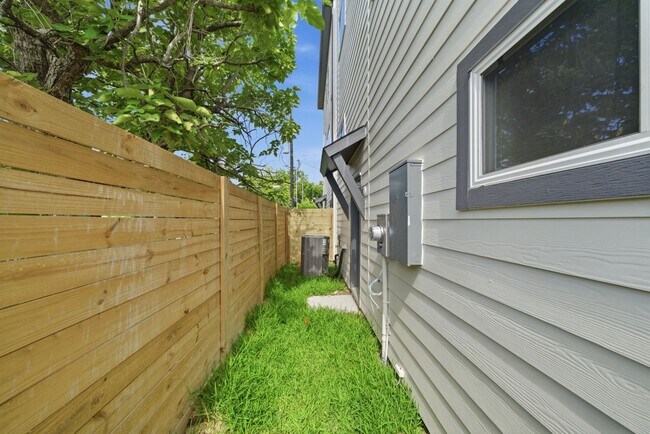 Building Photo - 1400 Cedar Post Ln