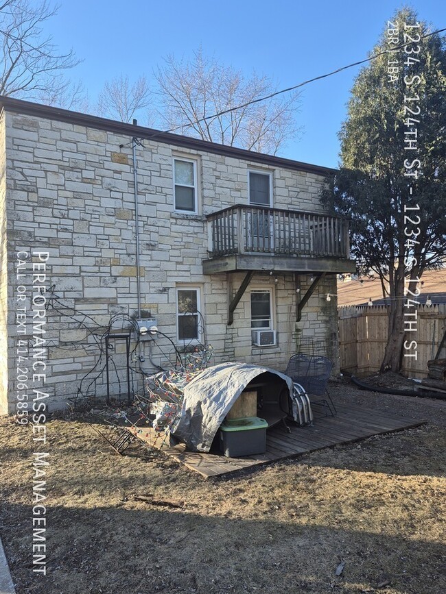 Building Photo - Charming 2BD/1BA West Allis Upper Unit