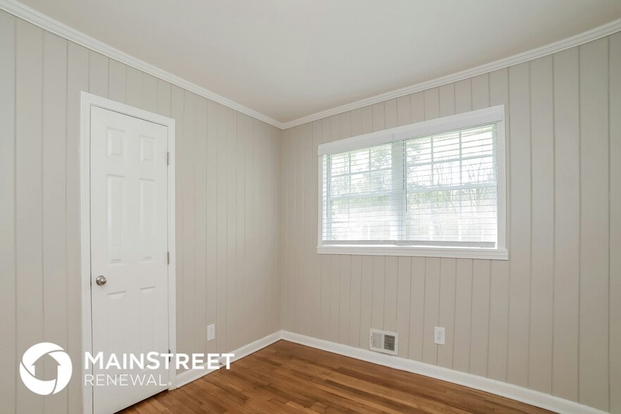 Building Photo - 3553 Highwood Dr SW