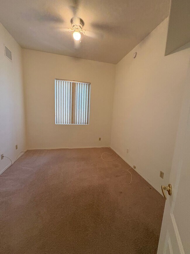 Building Photo - Well Maintained Home in  East Side Gated Community- 3Bd-A/C-Community Pools !!
