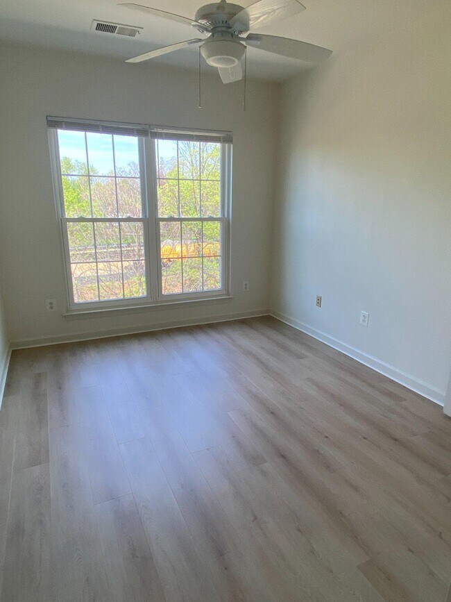 Building Photo - 7000 Falls Reach Dr