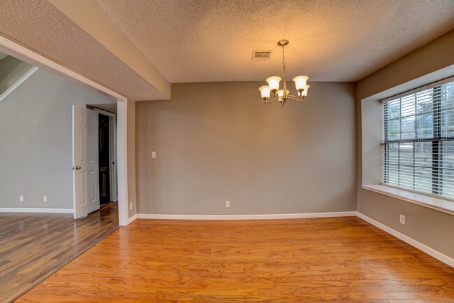 Building Photo - West Tulsa Gem! 3 Bed 2.5 Bath