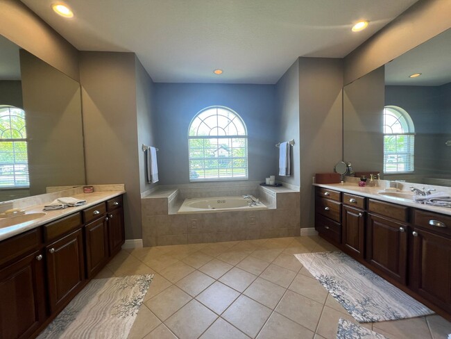 Building Photo - Beautiful 5 Bed 4 Bath Pool Home in the gu...