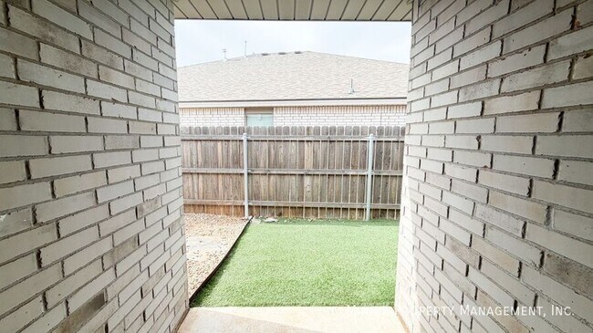 Building Photo - 2139 Kokomo Ave