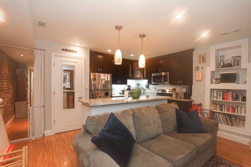 Primary Photo - 624 9th St NE