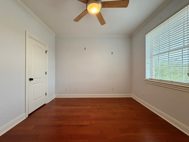 Building Photo - 1402 Parker Ln