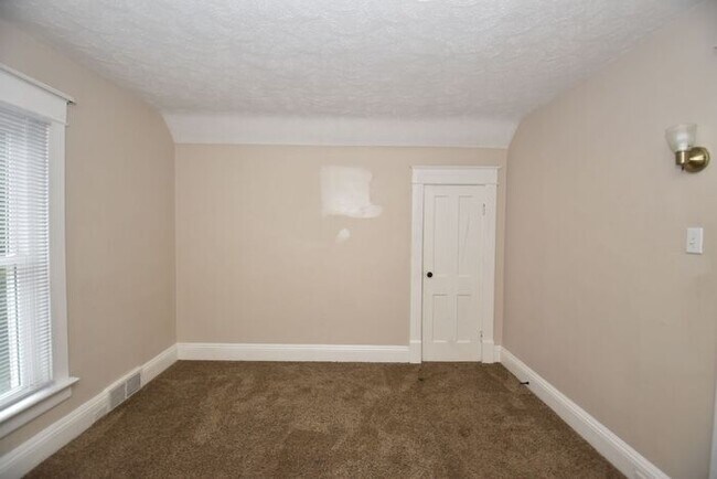 Building Photo - Mishawaka 1/2 story 3 bedroom single-family home with garage