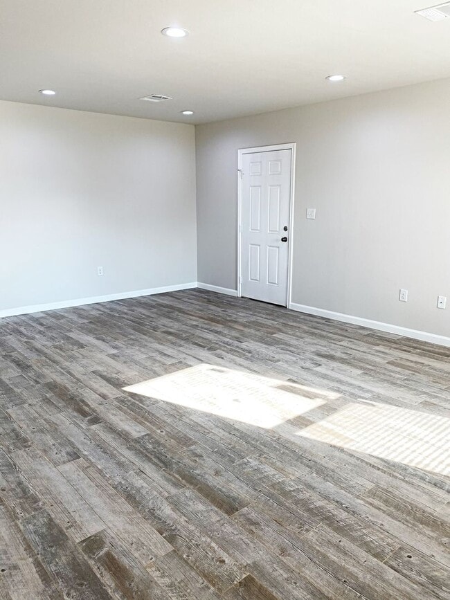 Building Photo - 380 Bower Rd