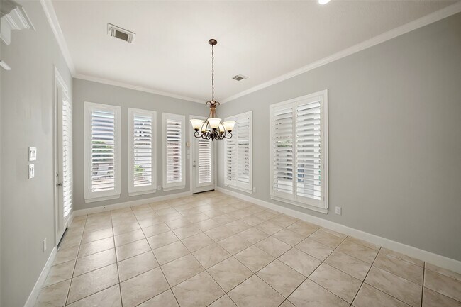 Building Photo - 390 Wedgewood Dr W