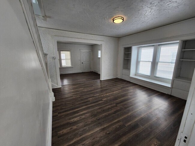 Building Photo - Charming 3-Bedroom Property in Prime Location