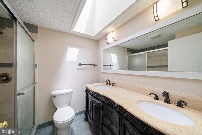 Building Photo - 1103 Burwick Dr
