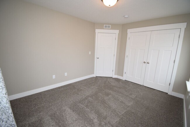 Building Photo - Gorgeous 3 Bedroom Townhome in Sandy!