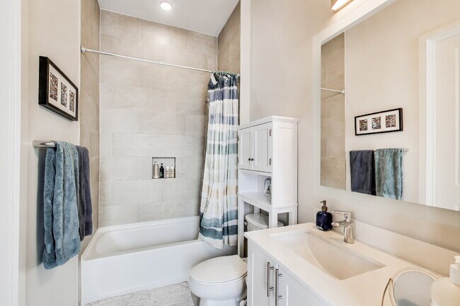 Building Photo - Luxury Living Awaits!