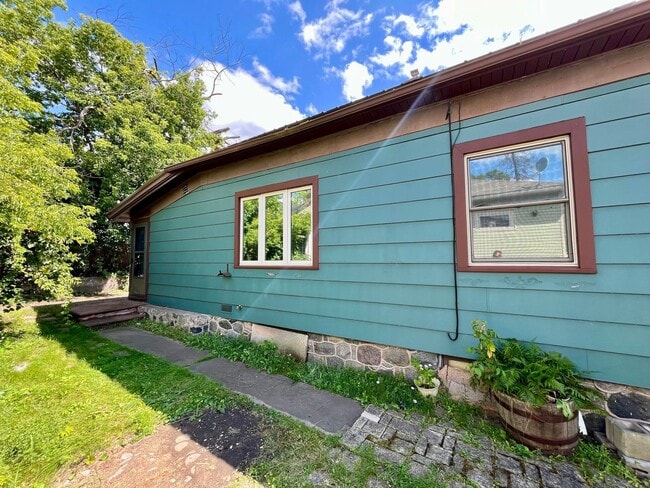 Building Photo - 3 Bed 1 Bath Single Family Home in Rhinela...