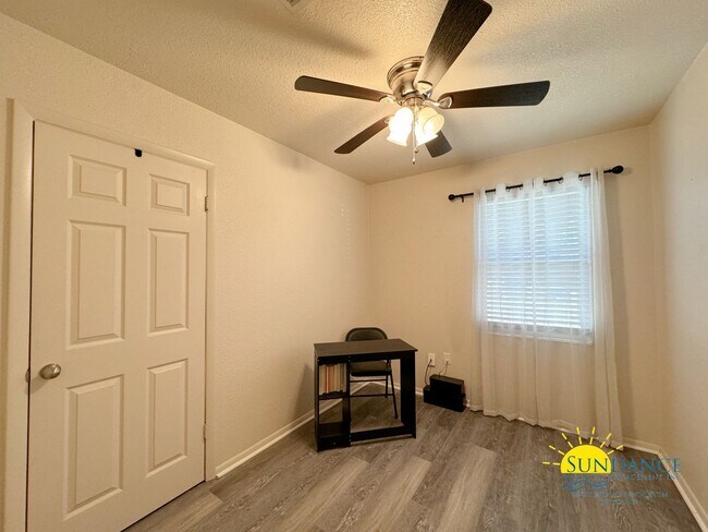 Building Photo - 3 Bedroom with Bonus living room!