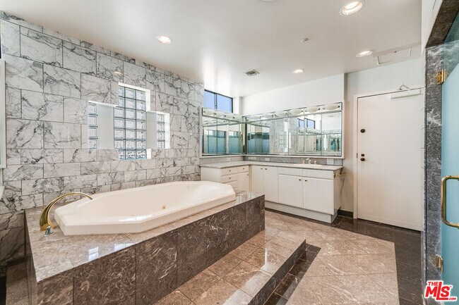 Building Photo - 450 N Maple Dr