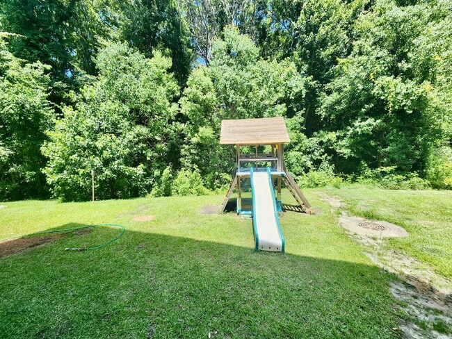 Building Photo - Well maintained end unit townhome in Grand...
