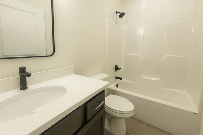 Building Photo - 1632/34 Hickory Creek