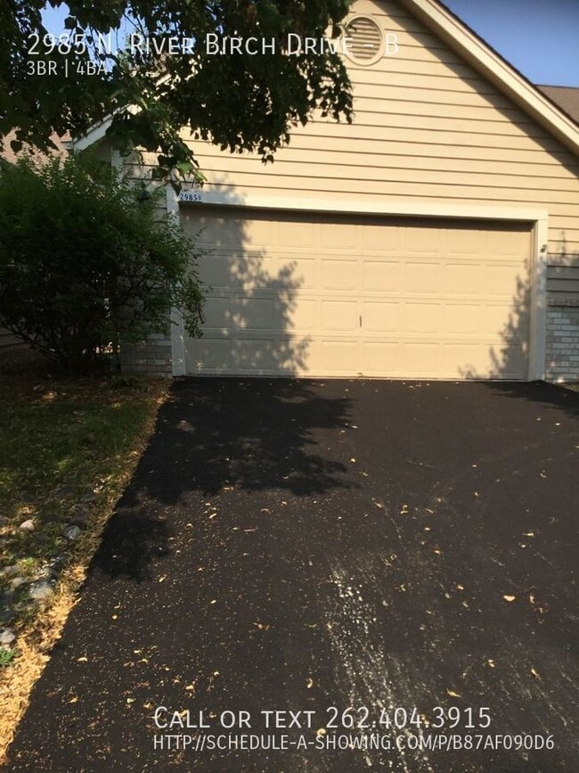 Building Photo - Huge condo with 2 car garage!