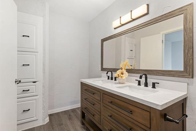 Building Photo - 3550 Country Square Dr