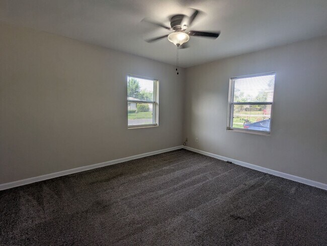 Building Photo - Great 3 Bedroom 1 Bath in convenient locat...