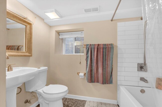 Building Photo - 2212 W Iowa St