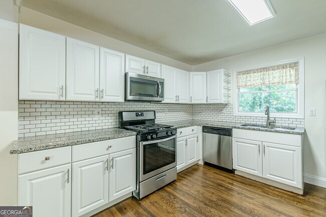 Building Photo - 427 Peyton Rd SW