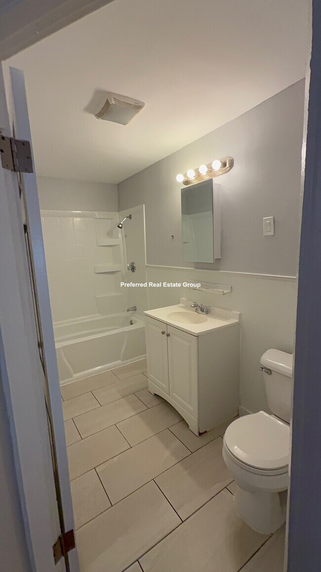 Building Photo - 52 Stonehurst St