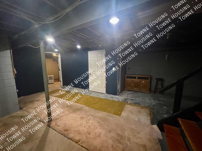 Building Photo - 493 Northfield Dr