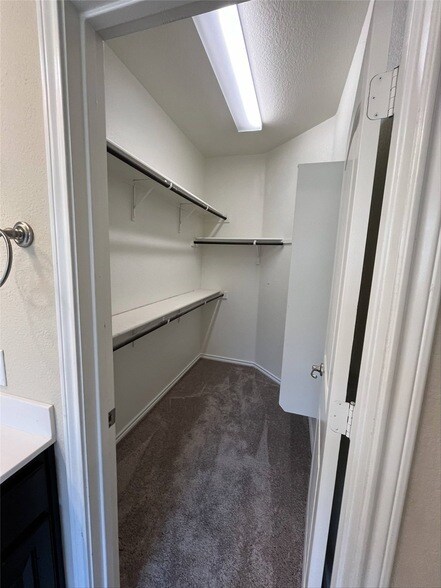 Building Photo - 473 Spring Dr